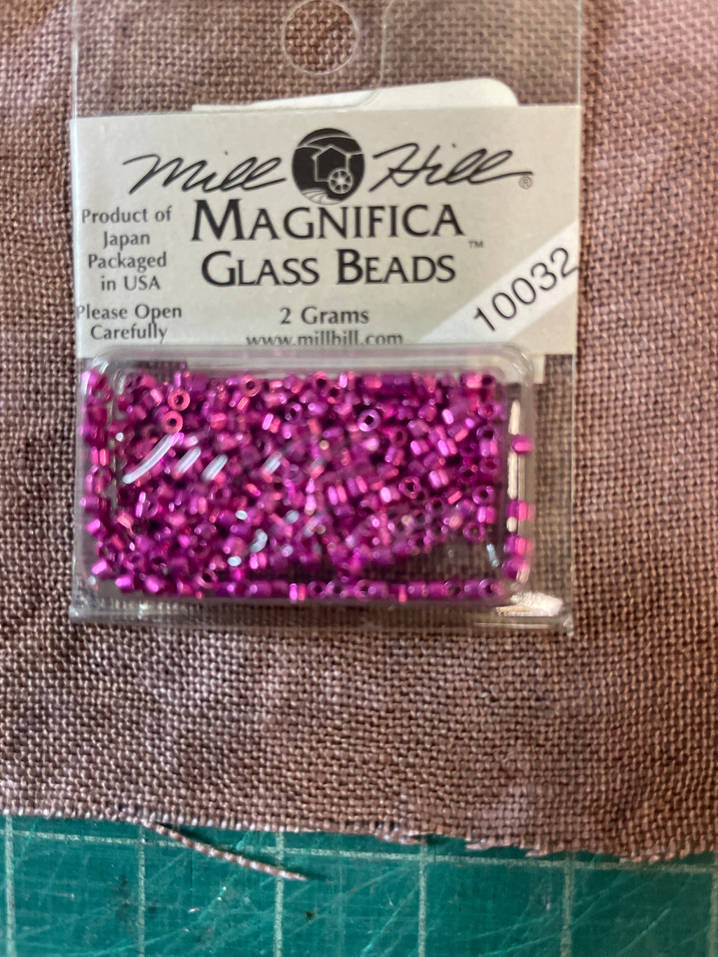 10032 Mill Hill Magnifica Glass Beads - Hot Pink